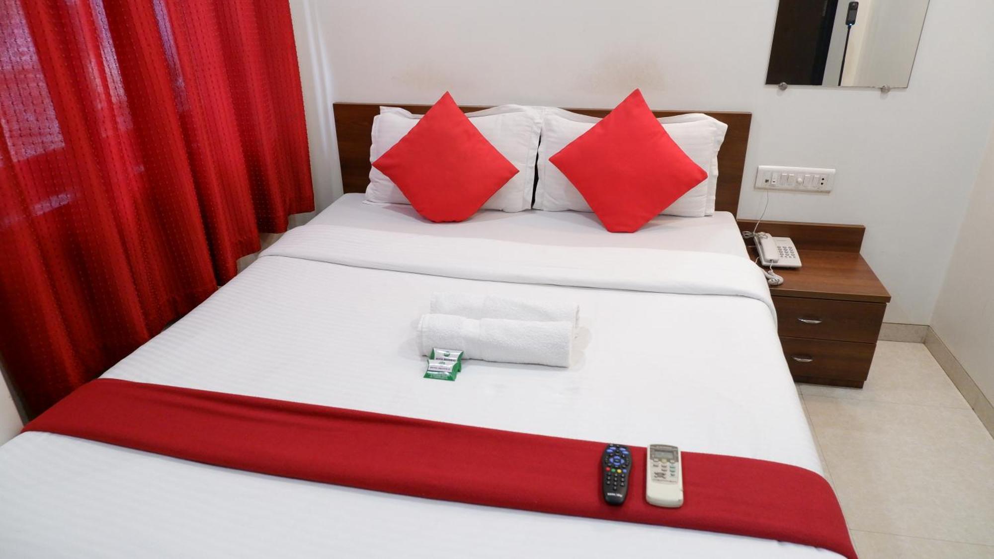 Hotel Briteway Мумбаи Экстерьер фото